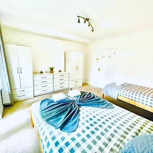 Up To 3 People, In A Share House With Private Garden Access Séjour chez l'habitant