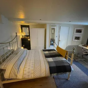  Apartment Cute Basement Studio