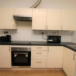 Ideal 2 Bed Flat Close To City Londres