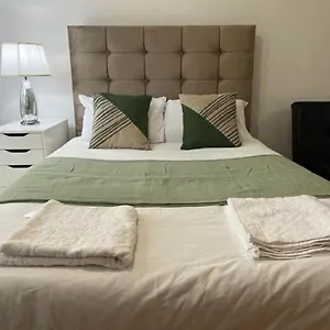 Ensuite With Kitchen Ext Large With Balcony In Zone 2 Londres