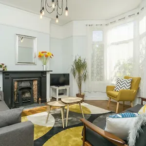 House For Families Or Groups Near Centre Holiday home Cardiff