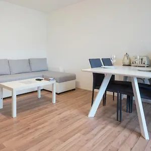 Spacious With Balcony Viena